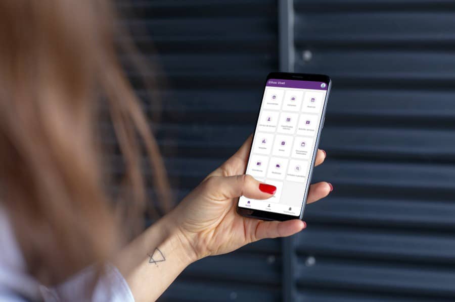 Usuária acessando app condomínio Ethos Vivet em smartphone